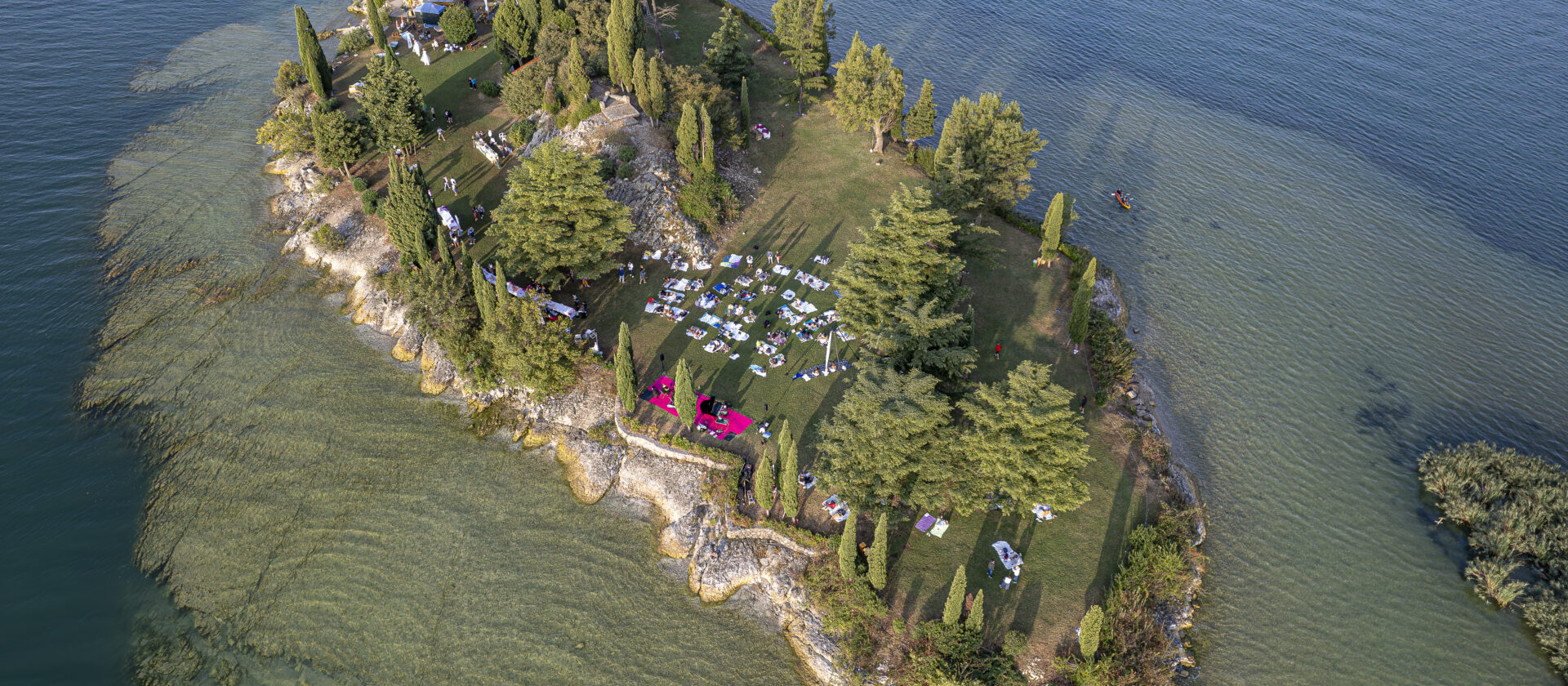 Ripresa dall'alto isola Manerba del Garda