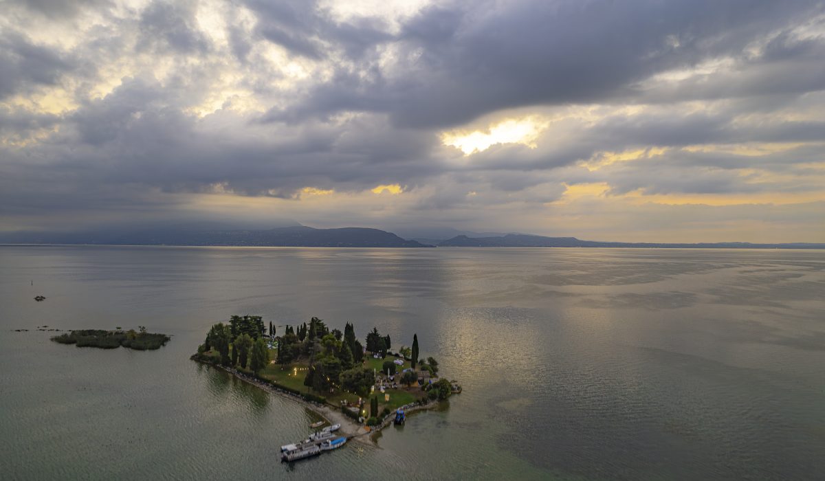 Degusta-Colazione a Manerba, vista dell'Isola di San Biagio all'alba