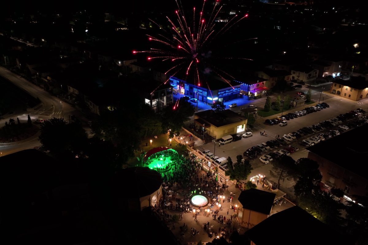 Ripresa dall'alto aerea festa Castel Goffredo fuochi d'artificio