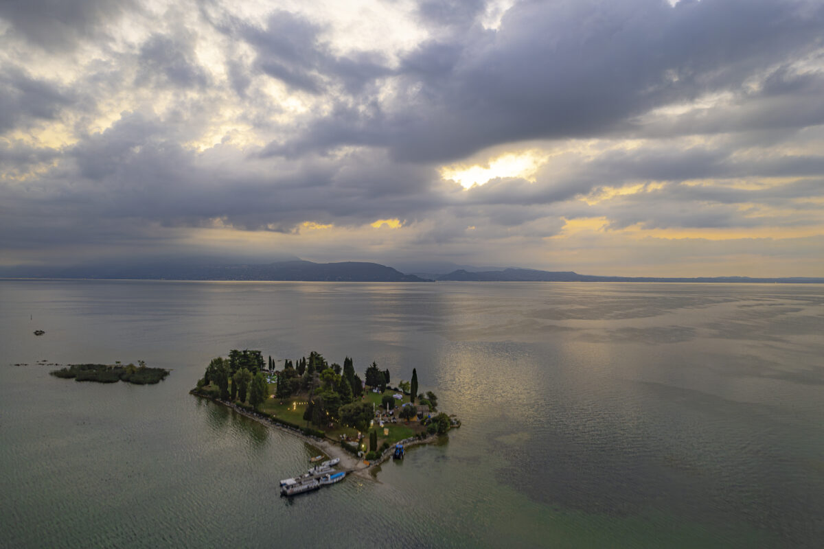 Degusta-Colazione a Manerba, vista dell'Isola di San Biagio all'alba