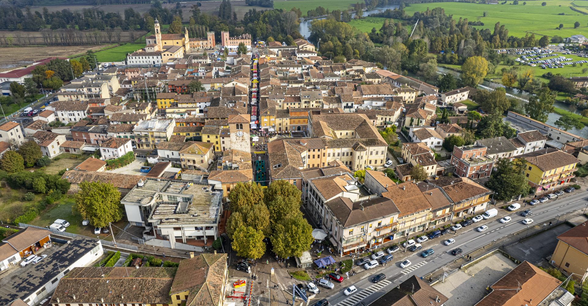 Ripresa dall'alto di Goito in provincia di Mantova durante la fiera del Grana Padano e dei prati stabili