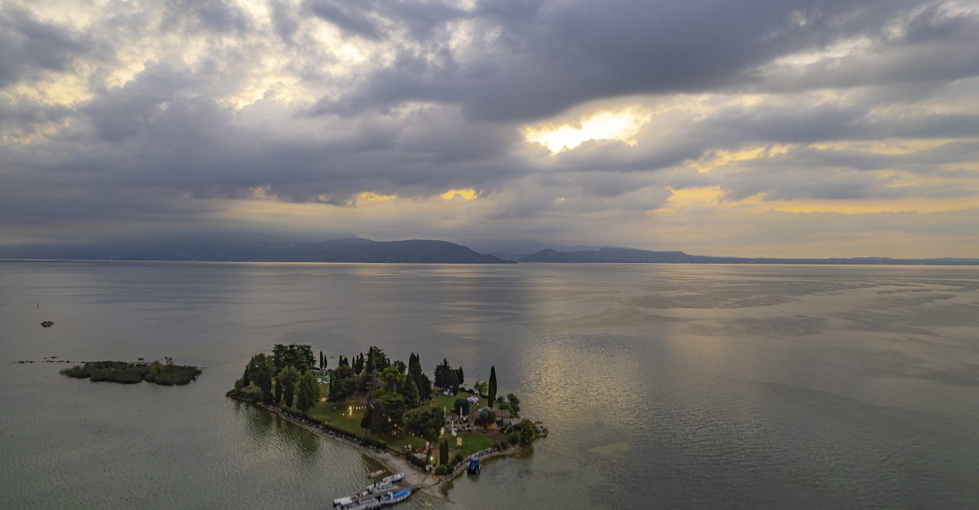 Degusta-Colazione a Manerba, vista dell'Isola di San Biagio all'alba