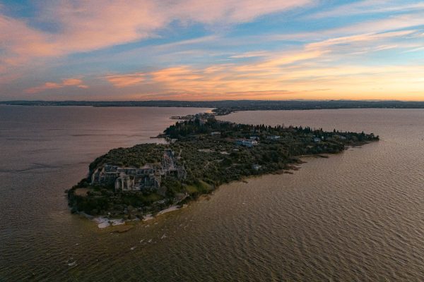 Vista aerea Sirmione al tramonto